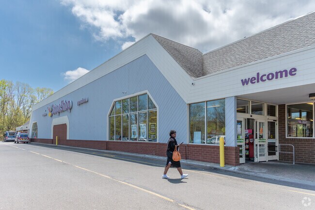 A full-service Stop & Shop is available to West Rock residents in neighboring Amity.