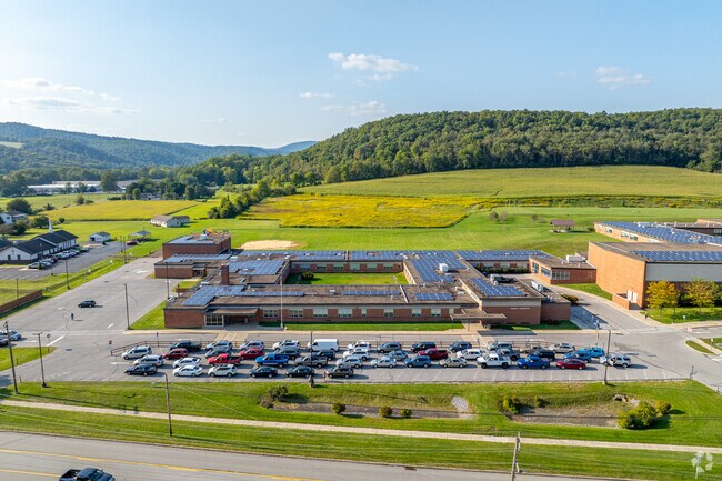 Wingate Elementary School teaches 373 students with a student to teacher ratio of 11 to 1.