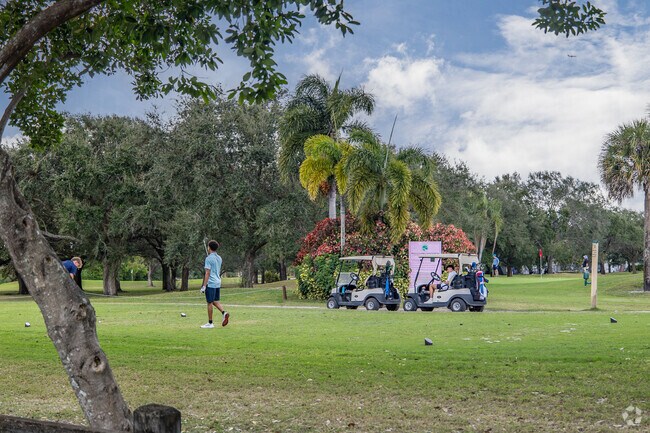 Have a great golf time at Bridges At Springtee Golf Club near Boulevard Woods North.