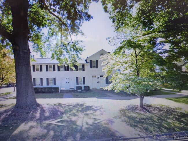 533 4th St unit Upper, Marietta, OH 45750 - photo 2