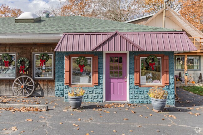 Dare to B Different sells stained glass art near Lincoln.