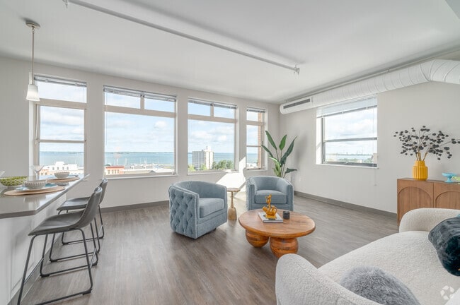 Sturgeon Bay - 1 BD, 1 BA - 1000SF - Living Room