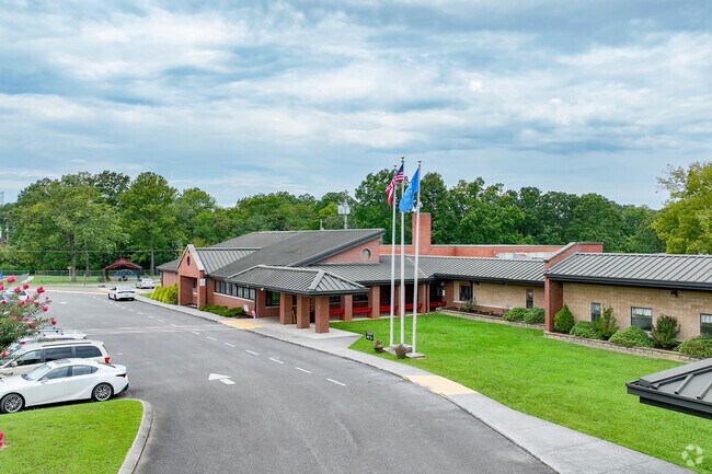 Cloud Springs Elementary is in the Catoosa County School District serving Dallondale students.