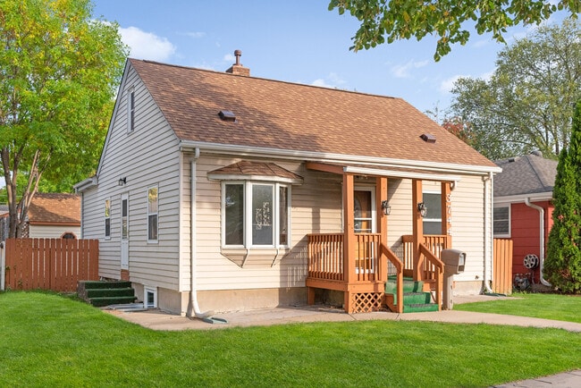 3744 Perry Ave N, Robbinsdale, MN 55422 - photo 2