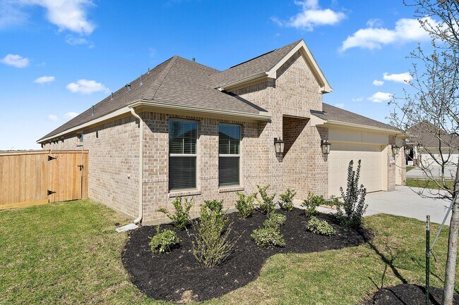 1524 Apache Heights Dr, Dayton, TX 77535 - photo 2