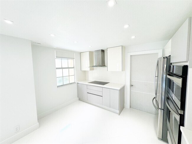 1549 Barcelona Way, Weston, FL 33327 - photo 3