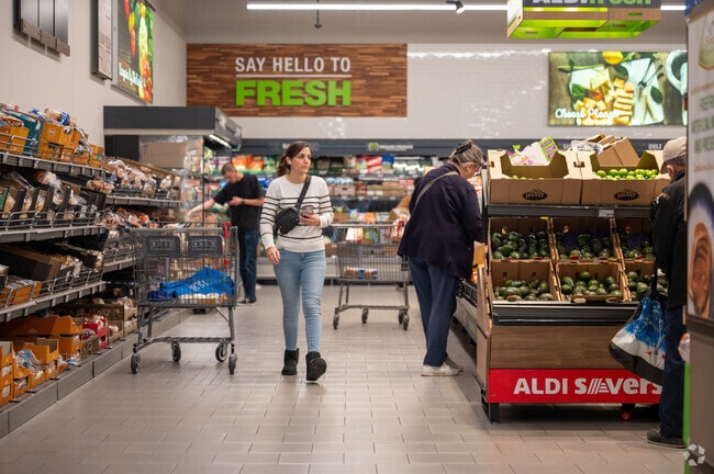 Locals in Altadena stop by Aldi for all of their grocery needs.