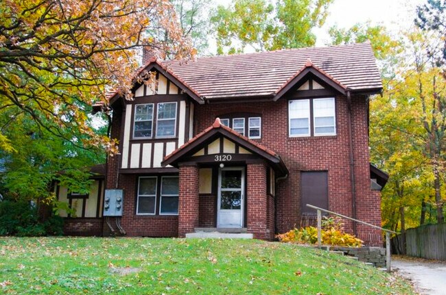 3120 Cottage Grove Ave unit 2, Des Moines, IA 50311 - photo 2