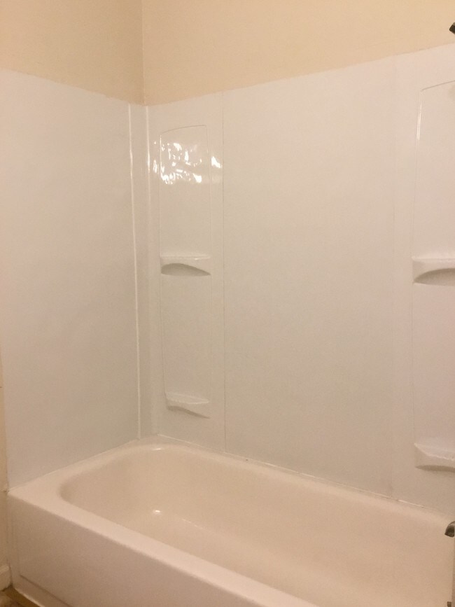 1 BED 1 BATH: BATHROOM