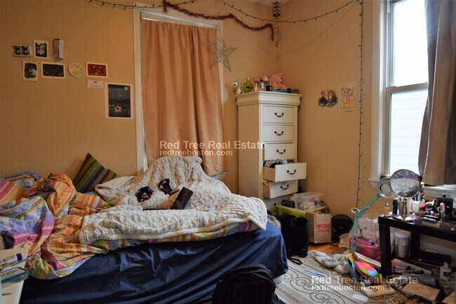 216 Freeman St unit 4-bed 2-bath, Brookline, MA 02446 - photo 3