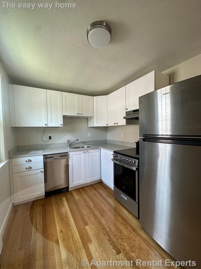 184 Broadway St unit 3, Wakefield, MA 01880 - photo 3