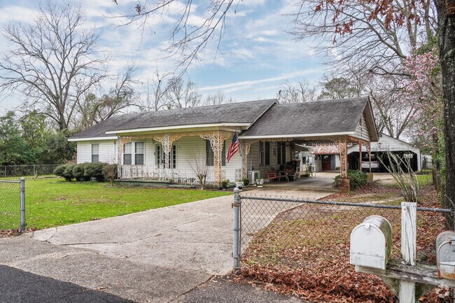 Petal has a mix of homes built from the 1950s to the 1980s, offering a variety of homes styles.