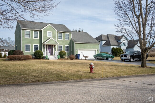 Explore a variety of contemporary colonial homes in Hamilton, RI, perfect for families to settle in.