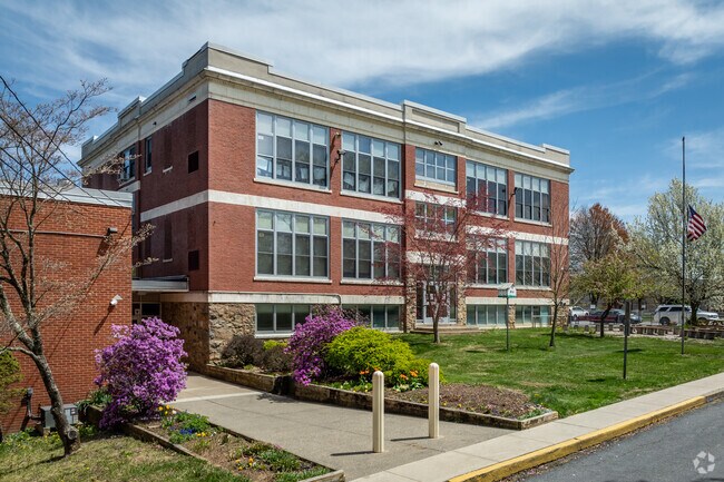 Hampton Public School has a student-teacher ratio of 7 to 1 and serves grades PK and K-5 in Hampton, NJ.
