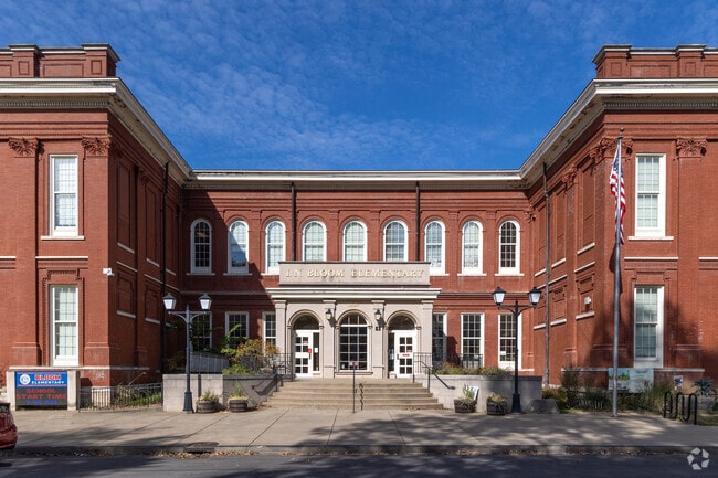 Bloom elementary offers students a 17-1 student to teacher ratio according to Niche.com.