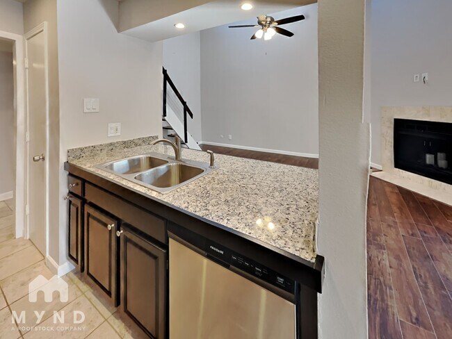 7525 Holly Hill Dr unit 64, Dallas, TX 75231 - photo 4