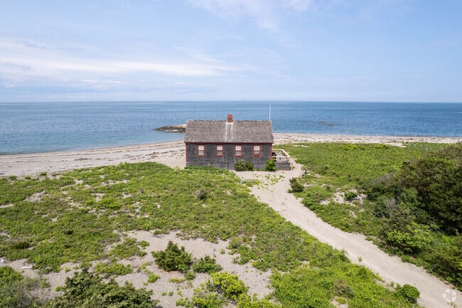 Colonial homes along Cohasset’s coast offer solitude and stunning ocean views.