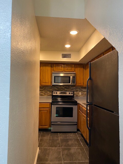 2300 Bamboo Dr, Arlington, TX 76006 - photo 4