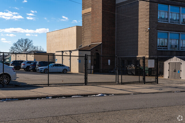The Jefferson School has ample private parking for parents and faculty.