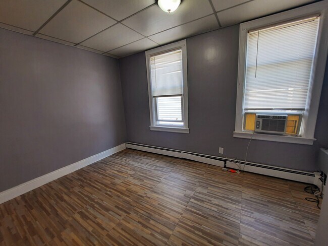 Bedroom 1 (13' x 9')