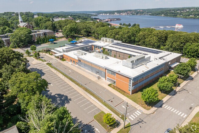 Welcome to Winthrop STEM Elementary Magnet School located in New London, CT.