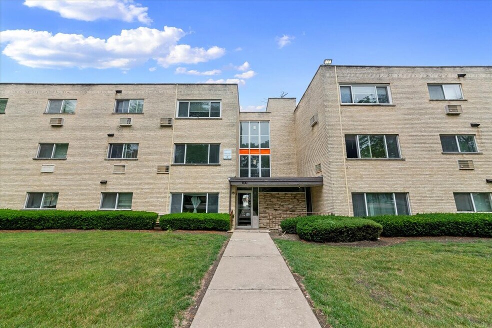 600 Mckinley Ave unit 304, Mundelein, IL 60060 - photo 1