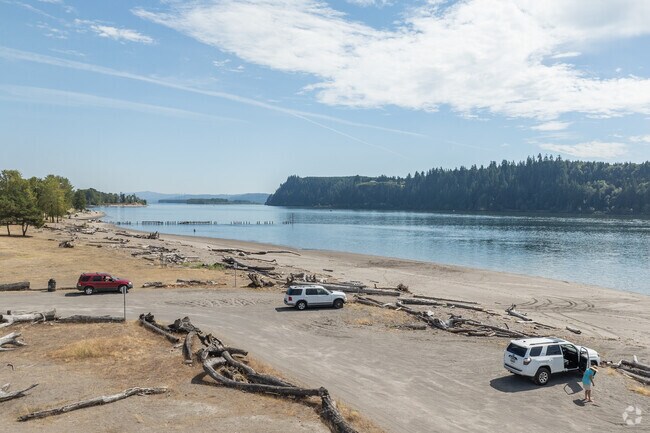 Nearby Willow Grove Park feature long beaches for stolling.