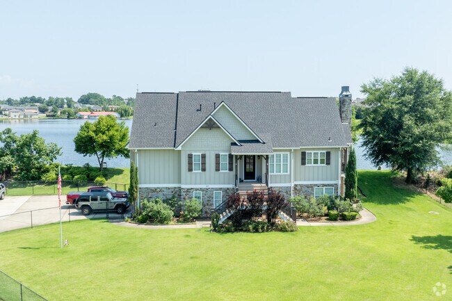 Relax in this luxurious house in Forest Lake.