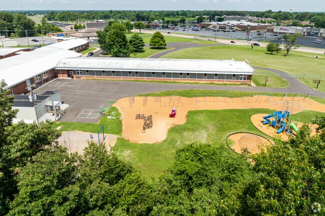The student population of Concord Elementary School is 609 and the school serves PK-5.