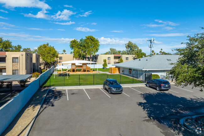 At Guidepost Montessori, Paradise Valley children explore and learn freely.