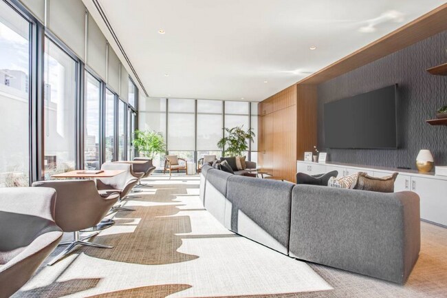 343 W Chestnut St, Chicago, IL 60610 - photo 6