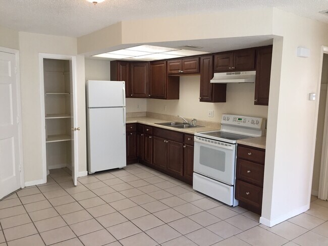 942 San Christopher Dr unit B, Dunedin, FL 34698 - photo 2