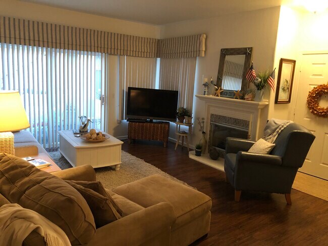 Living Room w/gas Fireplace