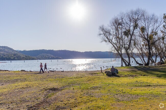 Resident's enjoy afternoon walks by the lake in Clearlake.
