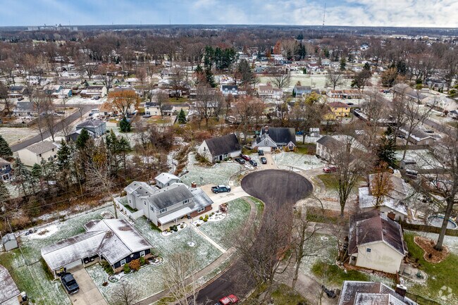 Quiet cul-de-sacs and tree-lined streets can be found in Lake Forest