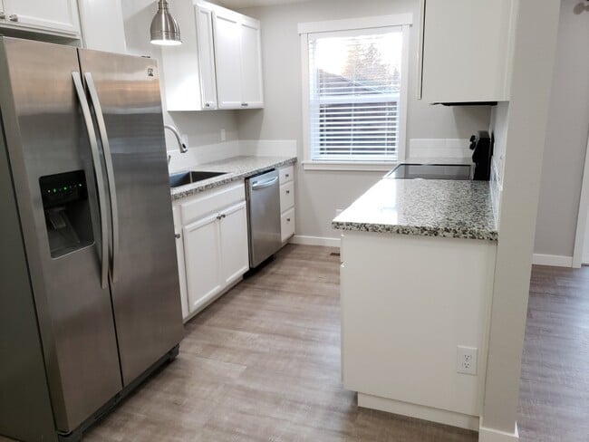 607 W 1st St, Newberg, OR 97132 - photo 4