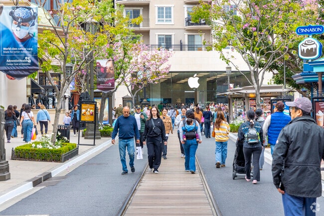 Brand Avenue is home to Glendale's busiest shopping districts near Rancho San Rafael.