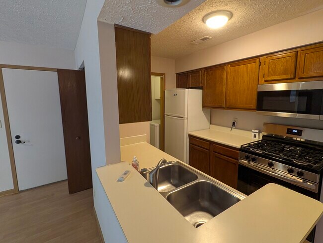 2163 Hedgerow Rd unit D, Columbus, OH 43220 - photo 7