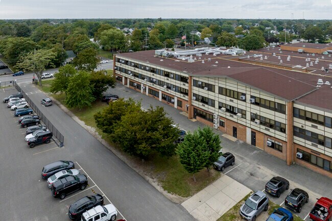 Gen. Douglas MacArthur Senior High School in Levittown has 1,270 students with a ratio of 12:1.