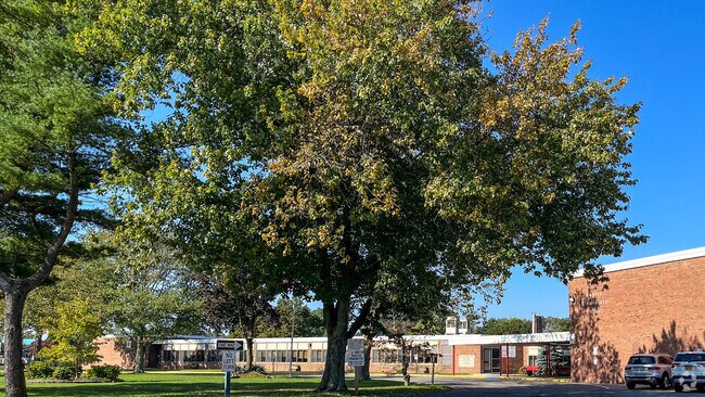 Baylis Elementary School is in the Syosset Central School District.