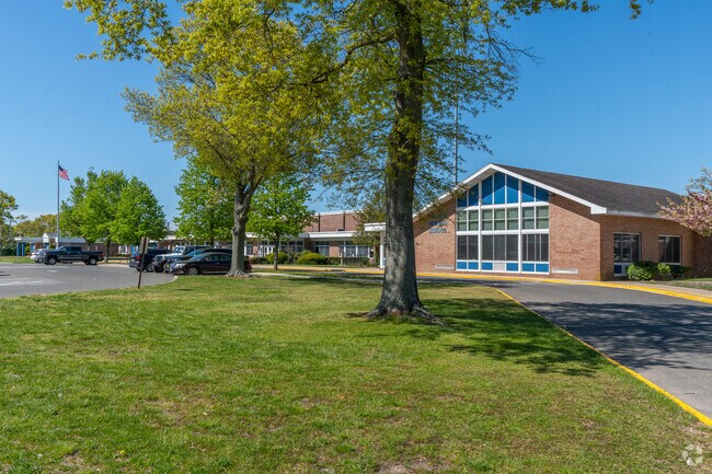 Grundy Avenue School is an above average, public school located in Holbrook.