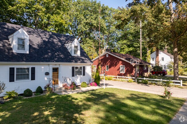 Owners take great pride in maintaining their homes in Historic Racemere Peninsula.