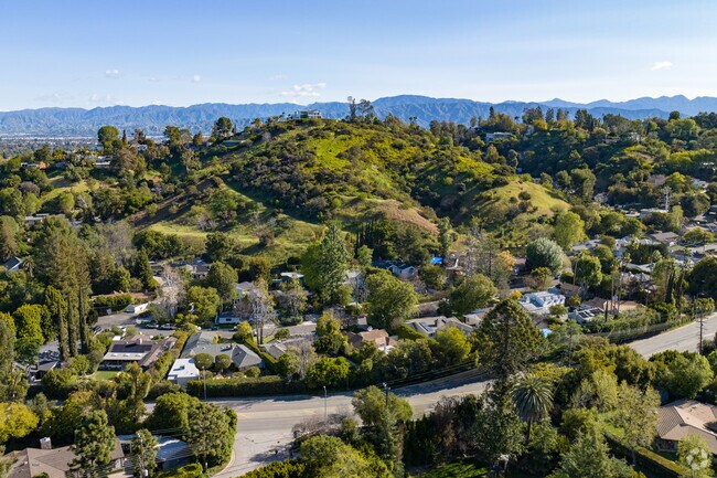 Welcoming southern California homes located in a valley in Studio City.