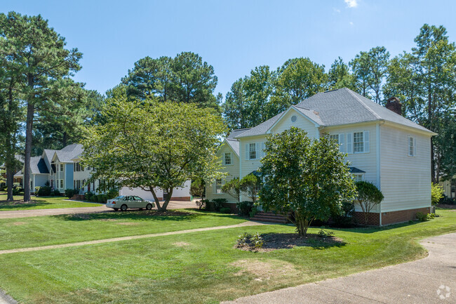 A quiet street showcases transitional style homes in Colonial Heights.