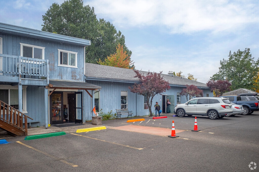 Far Horizons Montessori School is a Private Pre-K & Elementary School Serving Amazon, Eugene OR.