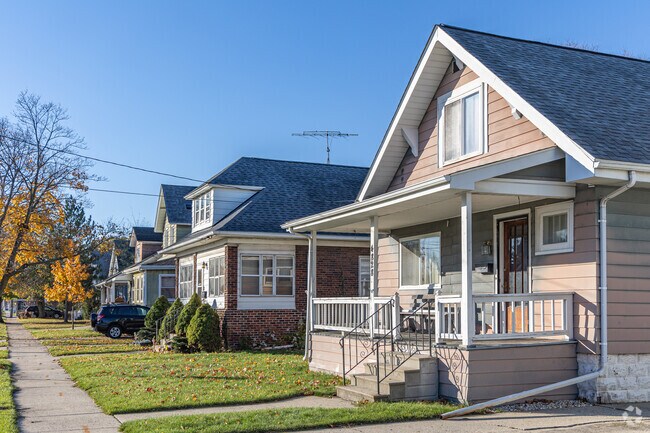 A diverse row of homes located in the Washington neighborhood.