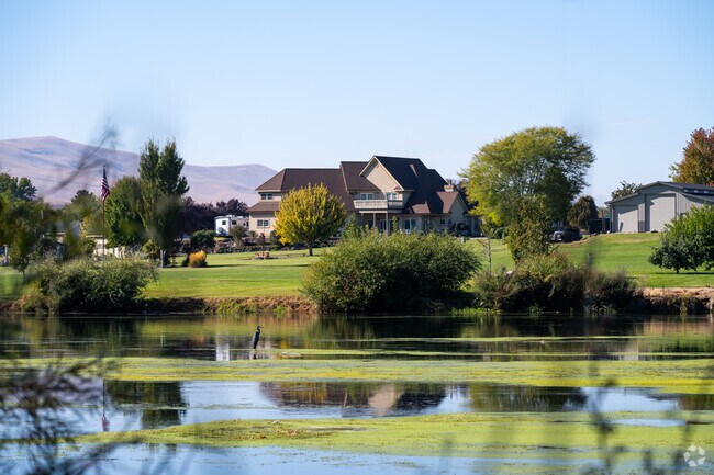 Some homes in Prosser line the Yakima River.