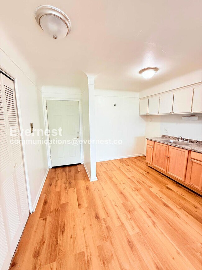 15601 Schoolcraft Rd unit 2, Detroit, MI 48227 - photo 4