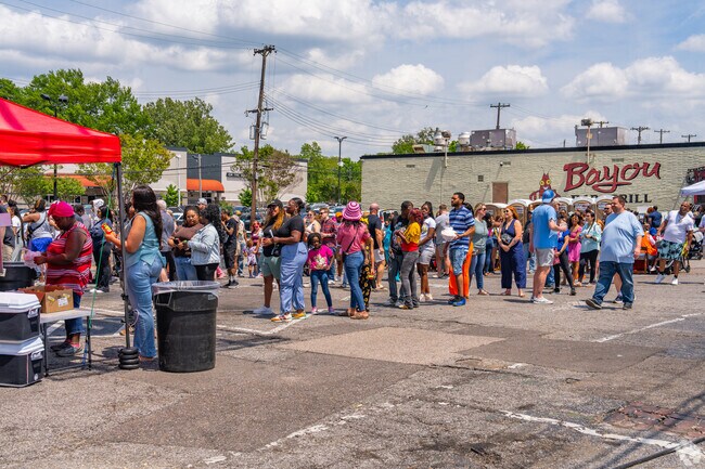 Hollywood residents have easy access to Midtown Memphis.