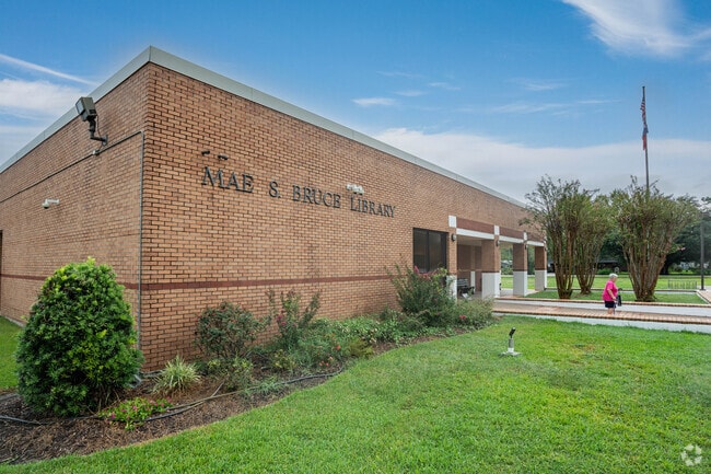 Mae S Bruce Library is open to the public and free for all residents of Santa Fe, Texas